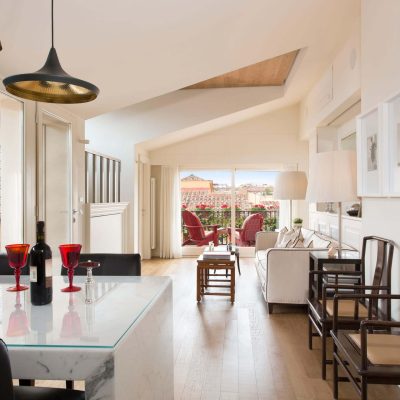 Marble kitchen counters. Open kitchen with view on living area. Direct access to terraces. Casa Ventura Florence apartment near Ponte Vecchio historical centre of Florence charming and luxurious apartment