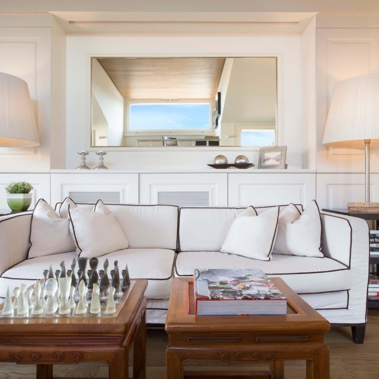 Comfortable living room area. Direct access to terraces. Natural daylight.
