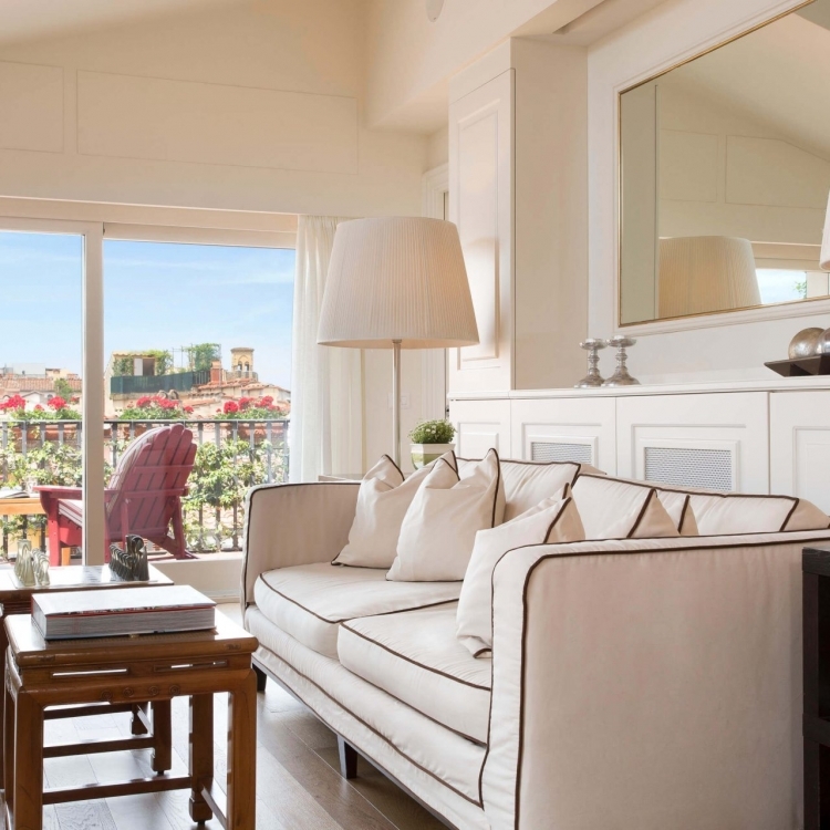 Open living spaces with access to terraces. Natural daylight.